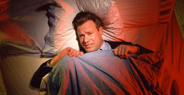 6. Ở nhà để trốn xui xẻo vẫn thiệt mạng. Sợ gặp phải chuyện đen đủi khi ra ngoài, vào thứ 6 ngày 13/8/1976, anh Daz Baxter đã quyết định "cố thủ" tại nhà mình ở New York, Mỹ. Thế nhưng sàn nhà dưới chân Daz bất ngờ sụp xuống khiến anh bị rơi xuống tầng 6 và tử vong.