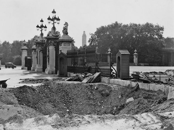 Xui xẻo thế nào, vào thứ 6 ngày 13 năm 1940, máy bay Đức đã dò đúng và đánh bom chính xác xuống cung điện Buckingham, gây thiệt hại nặng nề.