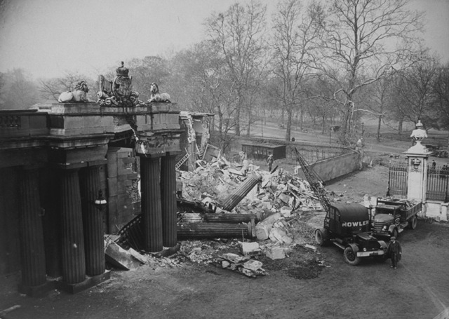 3. Năm 1940: Cung điện Buckingham bị phá huỷ. Trong chiến tranh thế giới thứ 2, quân Đức Quốc Xã đã liên tục bỏ bom thủ đô London của Anh nhưng may mắn là cung điện Buckingham – biểu tượng của quyền lực và hoàng gia Anh hoàn toàn an toàn.