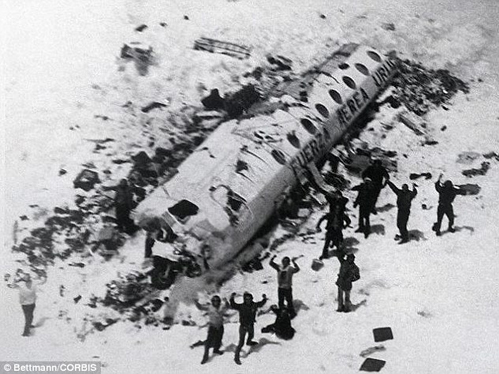 2. Nhiều tai nạn máy bay: Vào thứ 6 ngày 13 tháng 10 năm 1972, một chuyện kinh hoàng đã xảy ra chiếc máy bay chở đội tuyển bóng bầu dục Uruguay đi thi đấu bỗng đâm vào dãy núi Andes ở Chile. Phải 2 tháng sau, lực lượng cứu hộ mới tìm được các nạn nhân. Chỉ 14 người sống sót; 31 người xấu số đã không thể vượt qua những tháng ngày chờ đợi trong điều kiện khắc nghiệt.