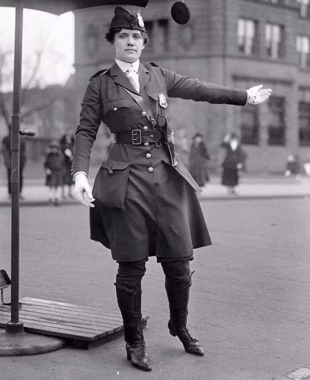 Leola King, nữ cảnh sát giao thông đầu tiên của Mỹ.