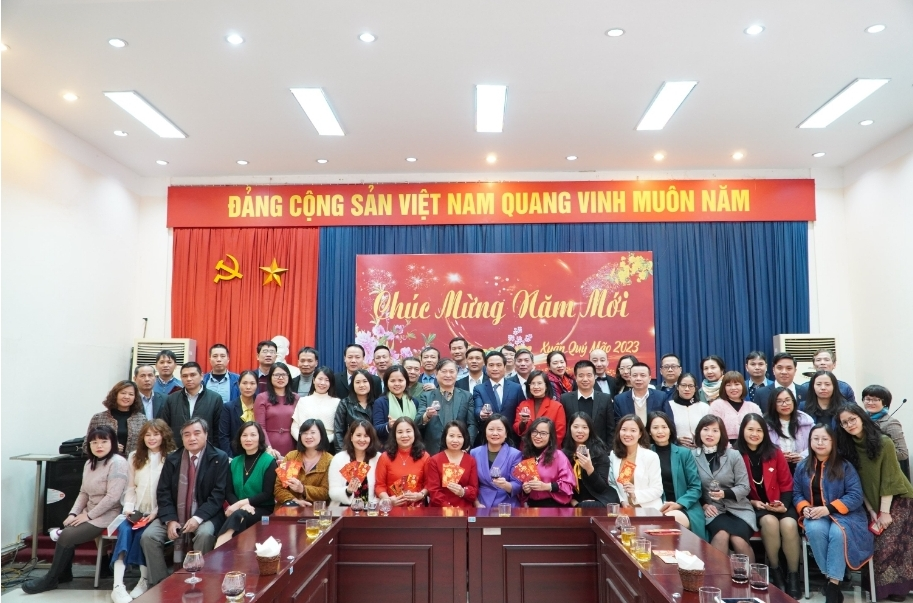 Chu tich Phan Xuan Dung chuc mung nam moi can bo, cong nhan vien Lien hiep Hoi Viet Nam