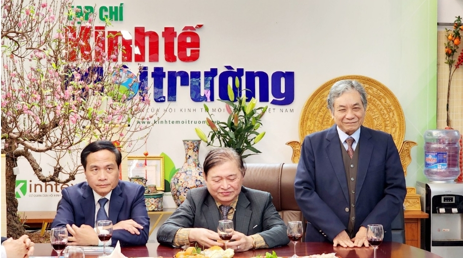 Chu tich Phan Xuan Dung chuc mung nam moi can bo, cong nhan vien Lien hiep Hoi Viet Nam-Hinh-3