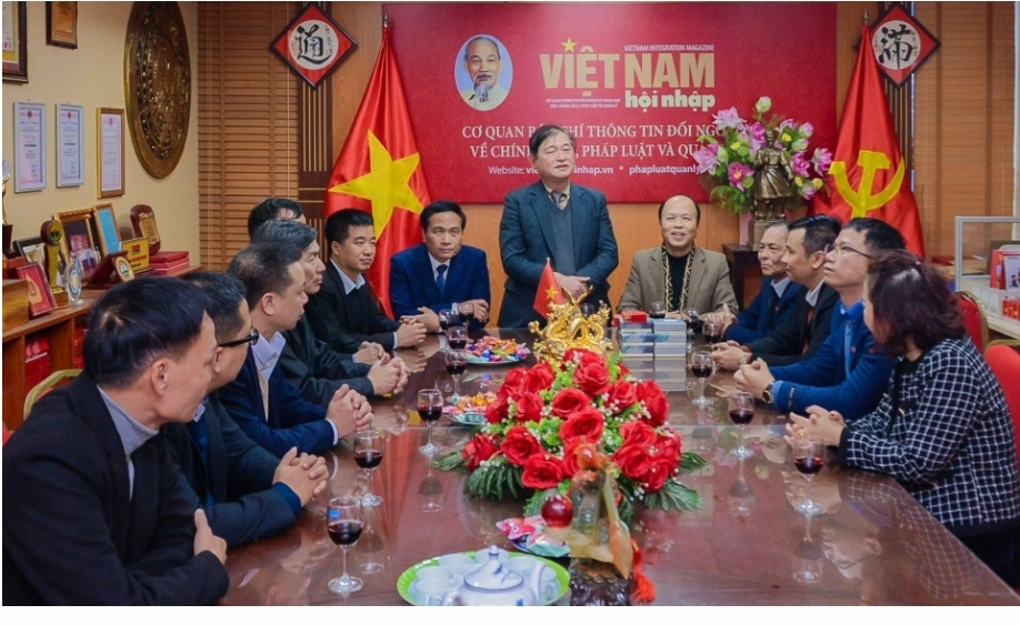 Chu tich Phan Xuan Dung chuc mung nam moi can bo, cong nhan vien Lien hiep Hoi Viet Nam-Hinh-4