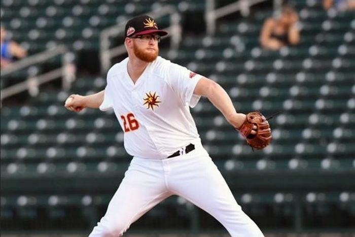 Nhưng có một điều hơi phiền một chút trong chuyện này, đó là mỗi khi một anh Feigl được fan đưa ảnh để xin chữ ký thì anh phải nhìn kỹ xem đó có đúng là ảnh mình không đã rồi mới ký.