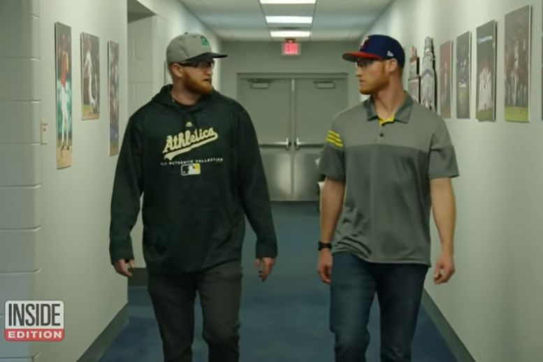 Ngoài giống gương mặt, tên, nghề nghiệp, vị trí thi đấu, cách hai người phát hiện ra nhau cũng kỳ lạ chẳng kém: họ đã điều trị cùng một bệnh ở phòng khám của cùng một bác sĩ trong cùng một khoảng thời gian, ngay cả khi 2 người ở 2 thành phố khác nhau. Và vị bác sĩ này đã nhầm lẫn giữa 2 bệnh nhân của mình.