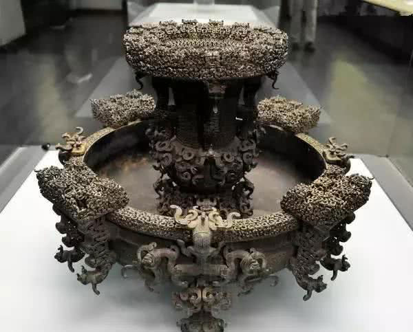  3. Đôn của Tăng Hậu Ất - Quốc quân của Tăng quốc thời Chiến quốc. Như chúng ta đã biết, các bảo vật khai quật từ lăng mộ của Tăng Hậu Ất là những báu vật quốc gia rất quý giá. Trung Quốc đã từng tìm ra kho báu quý hiếm được khai quật từ ngôi mộ của vị Quốc quân này, đó là những chiếc chuông nghiêng.