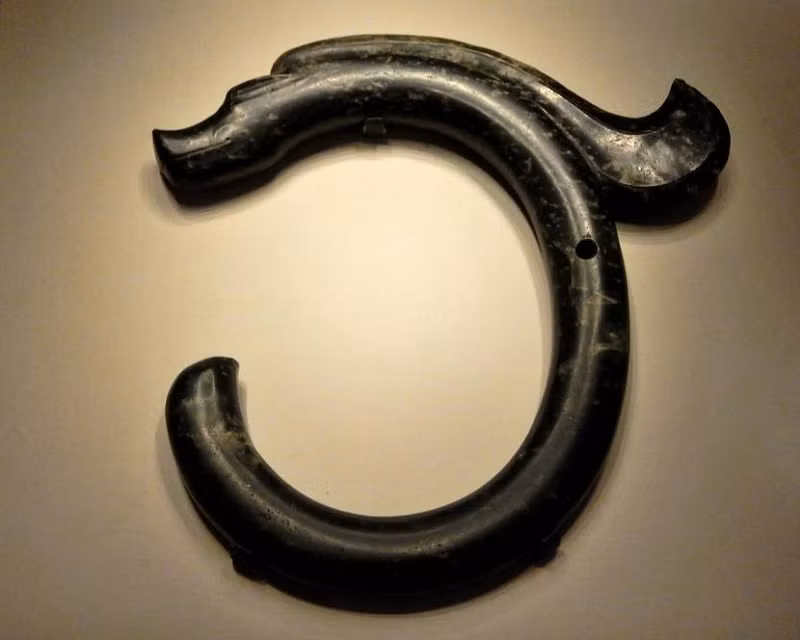 Do tò mò, anh quyết định khám phá hang động. Ở dưới cùng của hang động, Fengxiang tìm thấy một thứ giống như một móc sắt, nhưng lúc đó anh không quan tâm tới đồ vật này. Sau khi trở về nhà, Fengxiang suy nghĩ cẩn thận, ngay cả khi nó là sắt vụn, anh cũng có thể bán lấy tiền. Vì vậy anh quay lại hang động và lấy "khối sắt vụn".