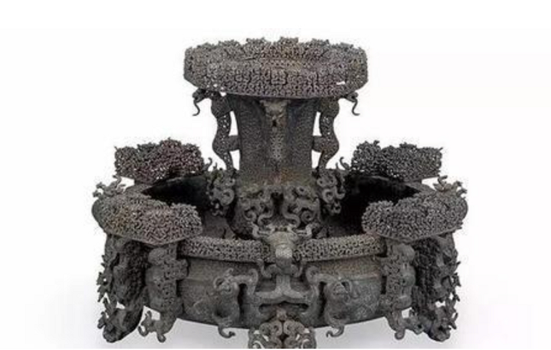 Trên thực tế, ngoài những chiếc chuông, ngôi mộ còn khai quật được những bát vật “nghịch thiên”, ví dụ như chiếc đôn đồng này. So với chuông, mặc dù kích thước của nó nhỏ, nhưng giá trị của nó không kém gì chuông.