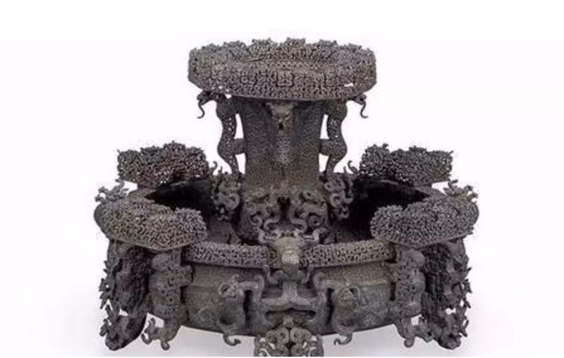 Trên thực tế, ngoài những chiếc chuông, ngôi mộ còn khai quật được những bát vật “nghịch thiên”, ví dụ như chiếc đôn đồng này. So với chuông, mặc dù kích thước của nó nhỏ, nhưng giá trị của nó không kém gì chuông.