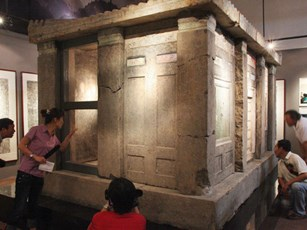 Tuy nhiên, Zhang Fengxiang đã không bán nó cho trạm thu gom phế thải mà đưa nó tới Trung tâm văn hóa Wengniute.