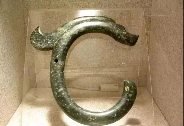  1. Ngọc Trư Long thuộc văn hóa Hồng sơn: Vào tháng 8/1971, Zhang Fengxiang (hán tự Trương Phong Tường), một người dân thuộc làng Sanxing Tala ở vùng Wengniute Nội Mông, bất ngờ phát hiện thấy một cái hang lấp miệng bằng các khối đá trong rừng cây.