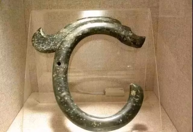  1. Ngọc Trư Long thuộc văn hóa Hồng sơn: Vào tháng 8/1971, Zhang Fengxiang (hán tự Trương Phong Tường), một người dân thuộc làng Sanxing Tala ở vùng Wengniute Nội Mông, bất ngờ phát hiện thấy một cái hang lấp miệng bằng các khối đá trong rừng cây.