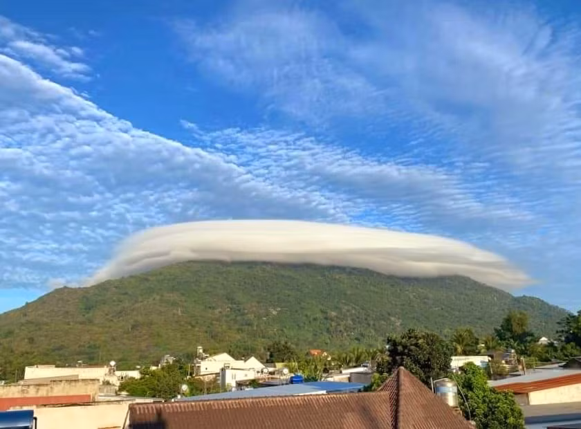 Cách đây không lâu, mây thấu kính cũng khiến cho người dân Việt Nam náo loạn khi bất ngờ xuất hiện tại núi Bà Đen (tỉnh Tây Ninh) và Núi Chứa Chan (tỉnh Đồng Nai).
