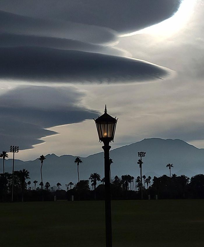 "Đám mây giống y hệt như hình ảnh thường xuất hiện trong các bộ phim khoa học viễn tưởng mà tôi từng xem trước đây", một người dùng bình luận.