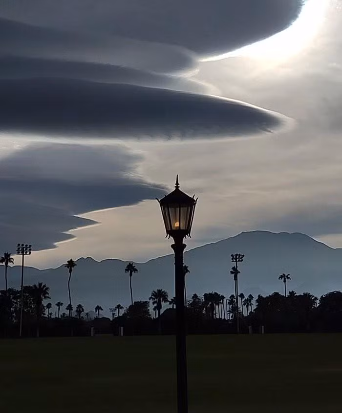 "Đám mây giống y hệt như hình ảnh thường xuất hiện trong các bộ phim khoa học viễn tưởng mà tôi từng xem trước đây", một người dùng bình luận.