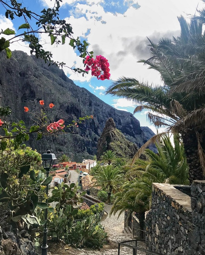 Câu chuyện của cô gái trên khiến một số người cho rằng cô đã có chuyến "xuyên không" tới một thế giới khác. Thời gian ở đó khác với Trái đất nên diện mạo không có sự thay đổi sau 2 thập kỷ.