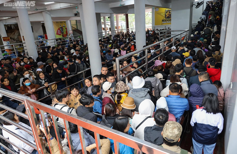 Tại khu vực lối vào cáp treo Chùa Hương chật kín người xếp hàng. Mất khoảng 15 phút chờ đợi, du khách mới có thể chen chân vào cabin để lên động Hương Tích.