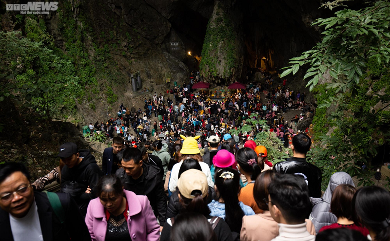Hầu hết người dân hành hương về Khu di tích thắng cảnh Hương Sơn đều đến với động Hương Tích để dâng lễ. Đây luôn là địa điểm luôn đông chật người do lối ra vào tương đối nhỏ, diện tích trong động không quá rộng.