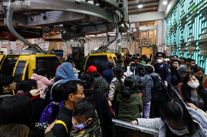 Nhiều gia đình mang theo con nhỏ phải chật vật khi di chuyển vào khu vực cáp treo. Phí tham quan chùa Hương và bảo hiểm đối với người lớn là 80.000 đồng một lượt, trẻ em 40.000 đồng. Giá dịch vụ xuồng đò hai chiều đi tuyến Hương Tích là 50.000 đồng một người, tuyến Long Vân - Tuyết Sơn 35.000 đồng.