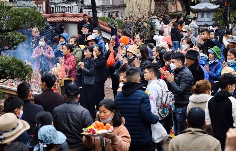 Đầu giờ chiều lượng khách tham quan về lễ hội chùa Hương càng đông.