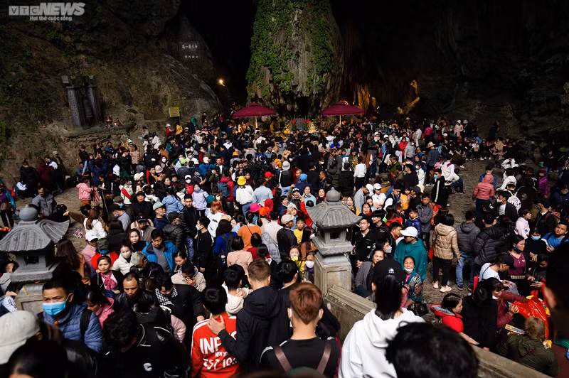 Bên trong động Hương Tích chật kín người. Lực lượng chức năng được huy động để bảo đảm an ninh trật tự trong suốt thời gian diễn ra lễ hội. Để đảm bảo an toàn cho người dân, du khách tham dự Lễ hội chùa Hương, lực lượng công an TP Hà Nội được điều động tăng cường từ ngày mùng 4 Tết Nguyên đán tại khu Di tích thắng cảnh Hương Sơn.