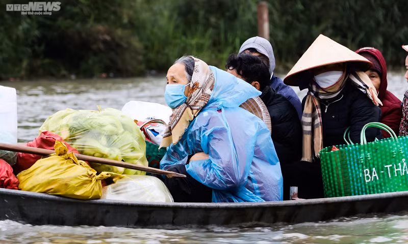 Theo ghi nhận của PV VTC News, ngay từ sáng 27/1 (tức mùng 6 Tết), thuyền đò hoạt động 2 bên bờ suối Yến đón chở khách hành hương. Ban quản lý đã huy động 3.000 phương tiện để đáp ứng đủ nhu cầu trẩy hội của nhân dân và du khách trong đợt lễ hội đầu năm.