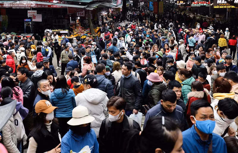 Người dân nô nức sắm sửa đồ lễ dâng hương tại chùa Thiên Trù. Không chỉ người dân xã Hương Sơn cảm thấy phấn khởi vui mừng khi chùa Hương mở cửa trở lại mà du khách thập phương cũng vui mừng khi được đến tham quan vãn cảnh nơi đây.