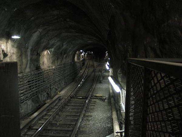 Những người trong ngành đường sắt ở Nga gọi tàu hỏa ma là URO, có nghĩa là “vật thể không xác định trên đường sắt”. URO đã nhiều lần xuất hiện ở khu vực Moscow, vào các năm 1975, 1981, 1986, 1992 và 2009. Cho đến nay, bí ẩn của các chuyến tàu ma vẫn chưa thể tìm ra lời giải.