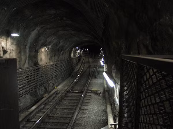 Những người trong ngành đường sắt ở Nga gọi tàu hỏa ma là URO, có nghĩa là “vật thể không xác định trên đường sắt”. URO đã nhiều lần xuất hiện ở khu vực Moscow, vào các năm 1975, 1981, 1986, 1992 và 2009. Cho đến nay, bí ẩn của các chuyến tàu ma vẫn chưa thể tìm ra lời giải.