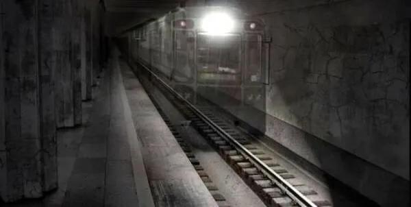 Ông lập tức quay đầu lại, nhìn thấy một nhân viên đường sắt ở gần đó đang vô cùng gấp gáp huơ tay về phía ông. Người công nhân đường sắt già Bolt nói: “Ông thật may mắn! Nếu như ông lên chuyến tàu đó thì sẽ chẳng thể nào xuống được. Nó chính là “chuyến tàu ma Gogol”.