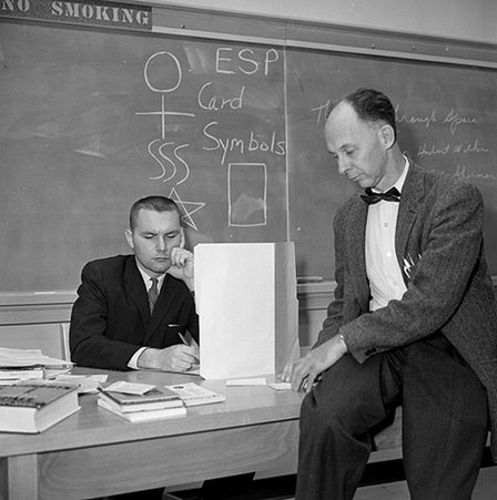 Trong chương trình này, Trung úy F. Holmes “Skip” Atwater và trực thuộc Cơ quan Tình báo Quốc phòng (DIA) đã làm việc chặt chẽ với hai nhà vật lý nổi tiếng Russell Targ và Hal Puthoff, thuộc Viện Nghiên cứu quốc tế Stanfort (SRI) tại Menlo Park, California. SRI đã tham gia nghiên cứu các hiện tượng tâm linh và các dự án cận tâm lý, tri giác ngoại cảm, tâm lý học, dùng sức mạnh tâm trí để di chuyển các đồ vật và quan sát từ xa.