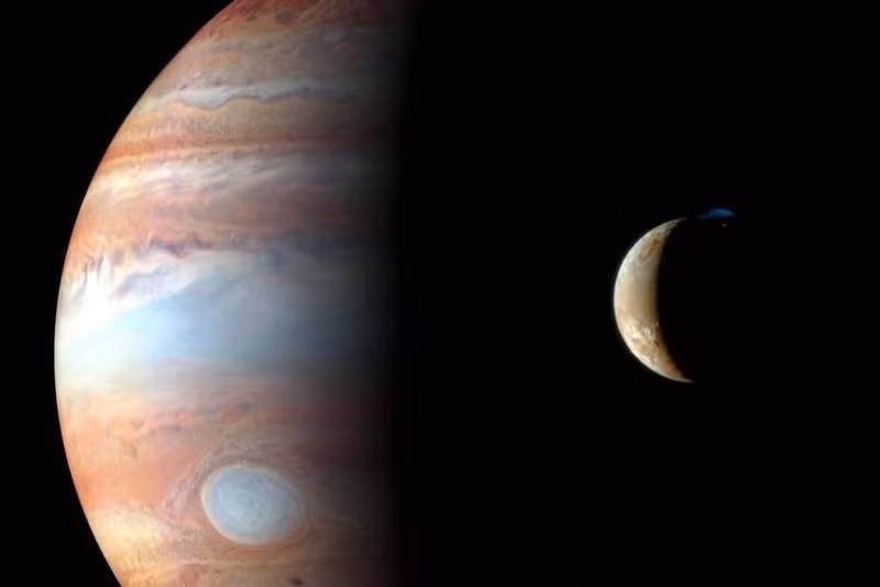 Các nhà khoa học cho rằng các loài vi sinh có thể sinh trưởng bên trong các hang động dung nham, chuyên đẩy dung nham từ lõi hành tinh lên bề mặt của Io. Trái Đất cũng có những hệ sinh thái tương tự, phát triển bên trong các hang dung nham. Do đó, các nhà khoa học cho rằng rất có thể sự sống bên ngoài hành tinh đang xuất hiện trong các hang dung nham này.