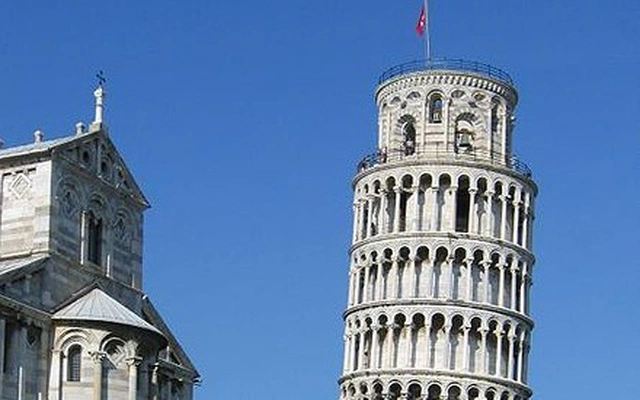 Theo báo cáo mới đây, Tháp nghiêng Pisa hiện chỉ lắc lư rất nhẹ, dao động trung bình khoảng nửa milimet mỗi năm. Ước tính, Tháp có thể sẽ được an toàn trong ít nhất 300 năm, và có thể hơn nữa. Một số nhà khoa học thậm chí còn nghĩ rằng những nỗ lực phục hồi tòa tháp có thể thành công đến mức một ngày nào đó, nó sẽ có thể tự phục hồi.