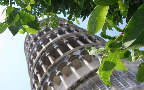 Dự án kéo dài một thập kỷ, và đã được hoàn thành vào năm 2001. Kết quả ghi nhận tòa tháp đã thẳng lên khoảng 40 cm, nhưng độ nghiêng của nó vẫn lớn hơn gấp đôi so với độ nghiêng ban đầu, khi việc xây dựng hoàn thành vào năm 1350.