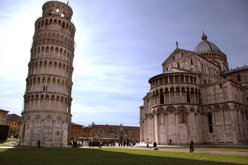 Tháp nghiêng Pisa được thiết kế làm tháp chuông bên cạnh nhà thờ Pisa, trong quảng trường Piazza del Miracoli (Quảng trường màu nhiệm) ở phía Bắc thành phố Pisa, Italia.