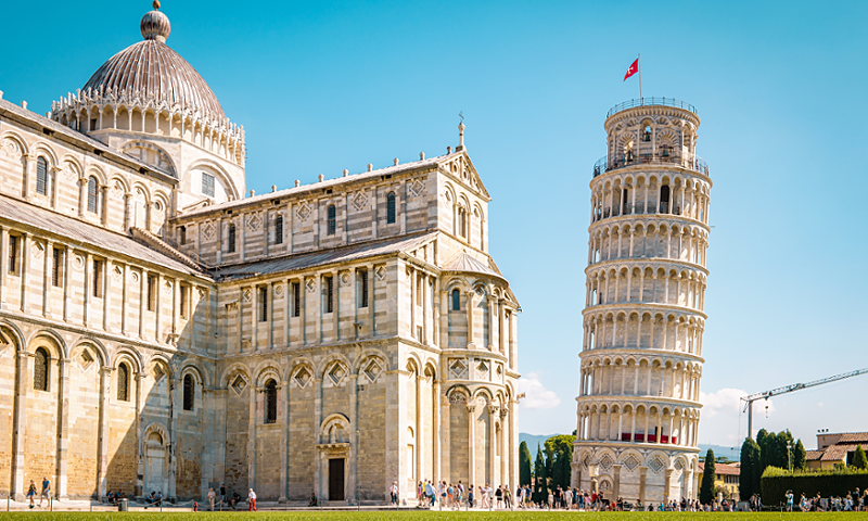 Tòa tháp này được xây dựng lần đầu tiên vào năm 1173 với thiết kế thẳng đứng có 8 tầng tháp. Nhưng đến năm 1178 khi đang xây dựng tới tầng thứ hai, tòa tháp này đã dừng thi công một thời gian do lớp đất yếu nên tháp bắt đầu bị sụt lún dẫn đến cả tòa tháp thẳng đứng nghiêng dần.