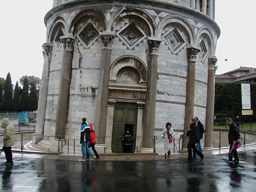 Mặc dù tòa tháp bị nghiêng, công trình này vẫn được tiếp tục xây dựng và được gia cố bằng những biện pháp địa kỹ thuật. Đến năm 1372 tháp nghiêng Pisa được xây dựng hoàn chỉnh và độ nghiêng tại thời điểm đó là 3,9 độ, thân tháp nghiêng hướng đông nam.