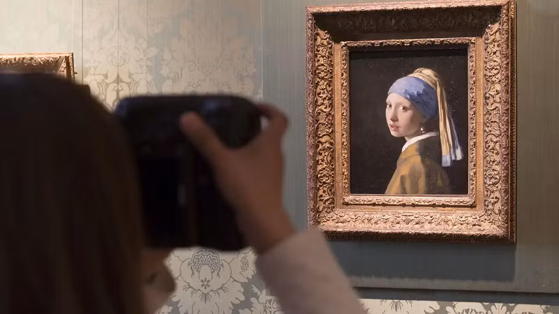 Những tên này đã được sử dụng trong các thời kỳ khác nhau. Rõ ràng bức tranh sau đó không được kiểm tra kỹ lưỡng để tìm hiểu xem chiếc khuyên tai đeo là ngọc trai hay bạc, vì tiêu đề ban đầu được sử dụng không ám chỉ đến chiếc khuyên tai mà “nhân vật chính” dường như phải là chiếc khăn xếp.