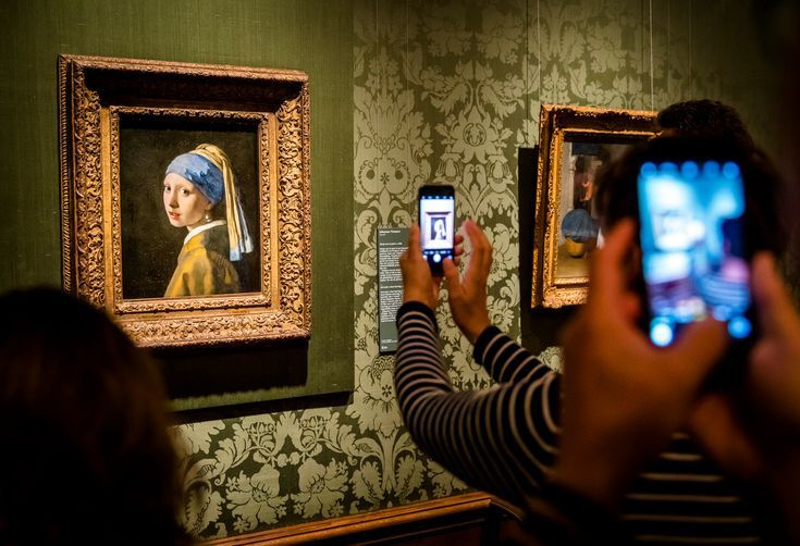  5. “Thiếu nữ đeo hoa tai ngọc trai” nhỏ đến bất ngờ: Với kích thước 44,5 x 39 cm, “Thiếu nữ đeo hoa tai ngọc trai” là một bức tranh khá nhỏ. Nó được xếp vào loại tranh tronie - một thể loại tranh tập trung vào khuôn mặt của đối tượng. Tuy nhiên, nó không ảnh hưởng đến chất lượng và tầm vóc của tác phẩm.