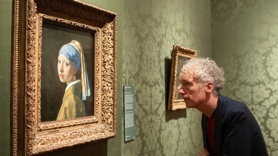 Người ta không bao giờ có thể lướt qua nhanh khi xem hoặc bỏ lỡ do kích thước của nó vì nét mặt của người thiếu nữ có sức hấp dẫn mê hoặc, vô cùng nổi bật khi nằm trên tường Viện bảo tàng Mauritshuis ở The Hague, Hà Lan.