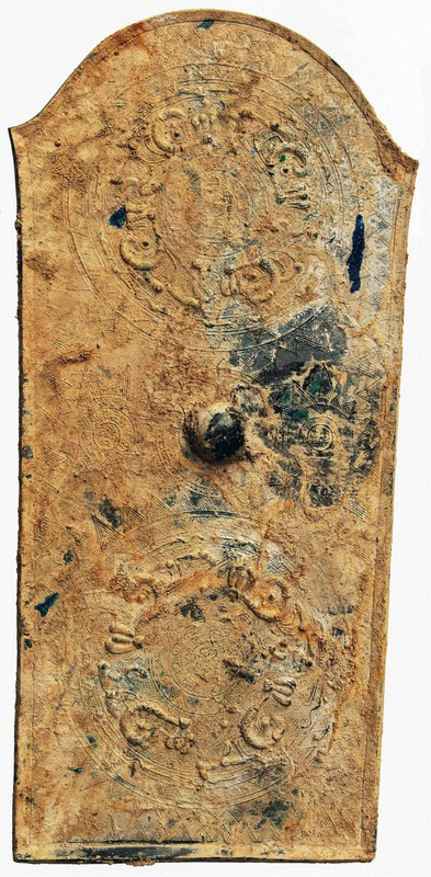 Vì lý do này, các chuyên gia đặt tên cho phát hiện mới là "Gương đồng hình khiên Daryumon". Nó sở hữu bề mặt lớn nhất trong số những gương đồng được khai quật tại các địa điểm khảo cổ Nhật Bản. Trước đó, kỷ lục này thuộc về chiếc gương tại khu di tích Hirabaru, tỉnh Fukuoka, với đường kính 46,5 cm.