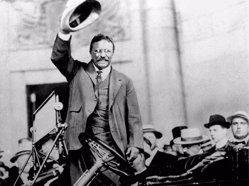 Ngay lúc đó Roosevelt nói với đám đông là ông vừa bị bắn và vẫn tiếp tục bài phát biểu.