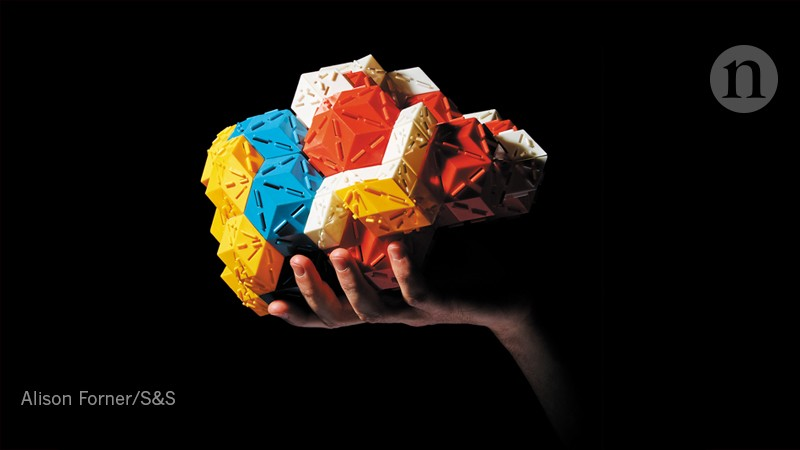 Tinh thể thông thường, chẳng hạn như bông tuyết, kim cương, và muối ăn, được tạo thành từ các nguyên tử được sắp xếp trong trạng thái đối xứng gần như hoàn hảo.