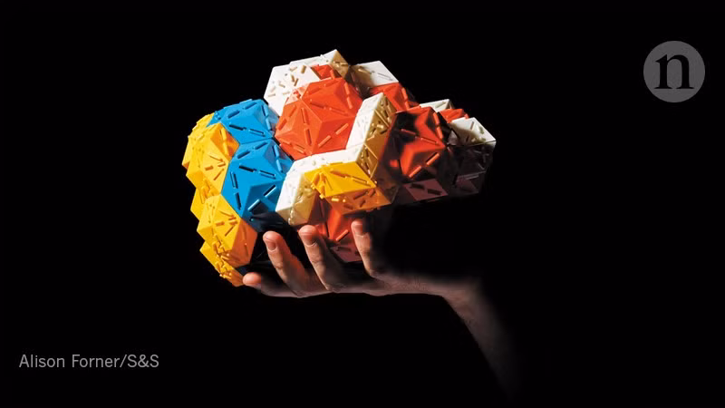 Tinh thể thông thường, chẳng hạn như bông tuyết, kim cương, và muối ăn, được tạo thành từ các nguyên tử được sắp xếp trong trạng thái đối xứng gần như hoàn hảo.