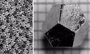 Bài công bố trên tạp chí khoa học PNAS giải thích thêm rằng hầu hết các chất rắn kết tinh trong tự nhiên, từ muối ăn đến kim cương, đều tuân theo một khuôn mẫu: Các nguyên tử của chúng được sắp xếp theo cấu trúc mạng lặp lại trong không gian ban chiều.