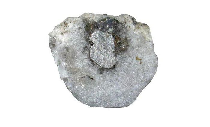  Giả tinh thể được tìm thấy bên trong một mảnh fulgurite, thứ còn được gọi là "tia sét hóa thạch", được tạo ra bởi dòng điện cực mạnh truyền vào nung chảy cát.