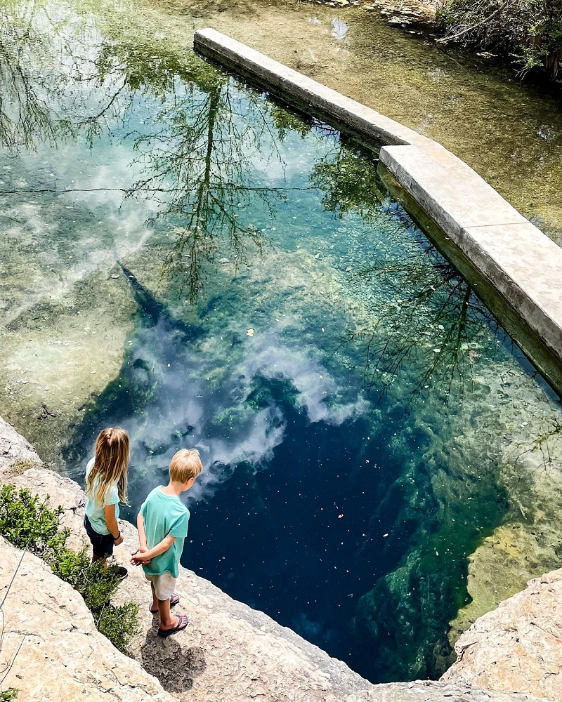 Theo ghi chép của các nhà khoa học, cách đây gần 100 năm, vào những năm 1920, giếng Jacob là nguồn cấp nước chính cho con suối phía trên với lưu lượng 0,3 m3/s và phun lên cột nước cao đến 2 m. Những người Mỹ sống xung quanh khu vực giếng xem đây là một nơi linh thiêng.
