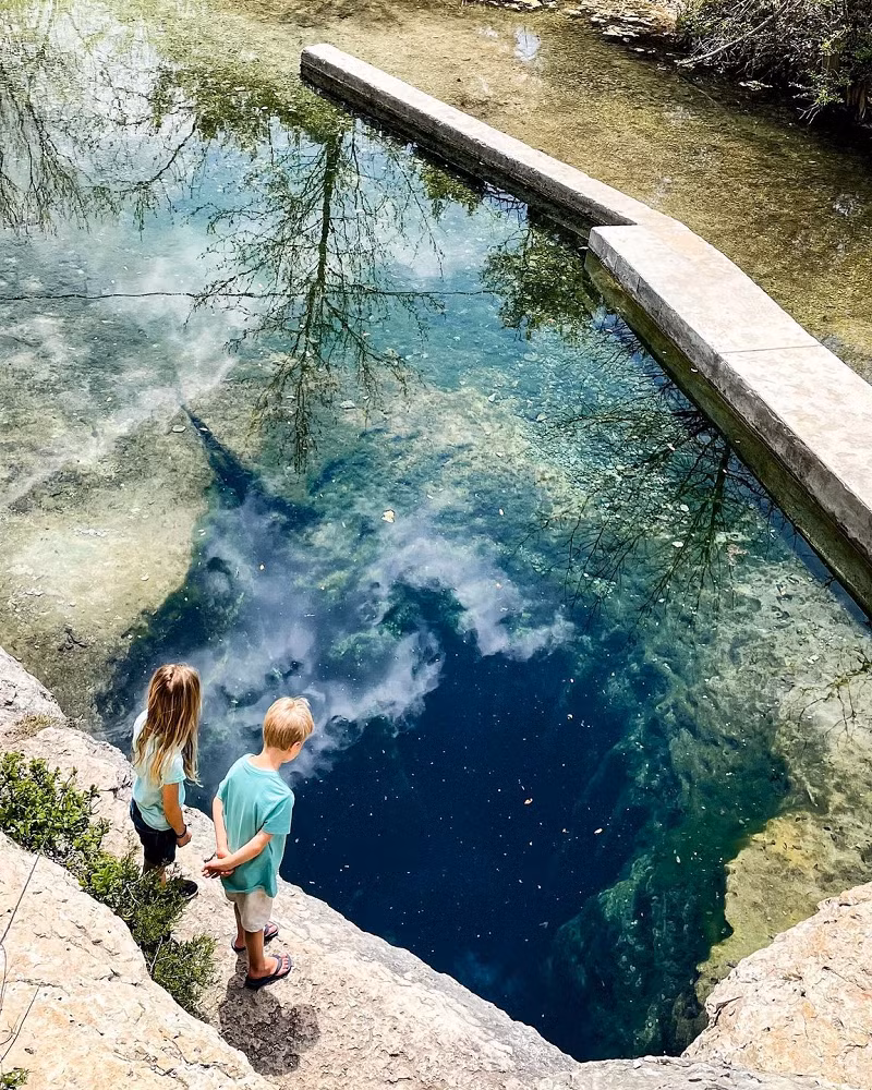 Theo ghi chép của các nhà khoa học, cách đây gần 100 năm, vào những năm 1920, giếng Jacob là nguồn cấp nước chính cho con suối phía trên với lưu lượng 0,3 m3/s và phun lên cột nước cao đến 2 m. Những người Mỹ sống xung quanh khu vực giếng xem đây là một nơi linh thiêng.