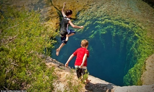 Tên của giếng được đặt theo một người lính còn sống sau trận chiến San Jacinto, sự kiện quyết định Texas tách khỏi Mexico. Người lính đó đã nhìn thấy con suối phun lên từ mặt đất và nói với mọi người đây là "cái giếng trong Kinh Thánh".